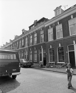 855966 Gezicht op de voorgevels van de woningen Sumatrastraat 15 (rechts)-hoger te Utrecht.